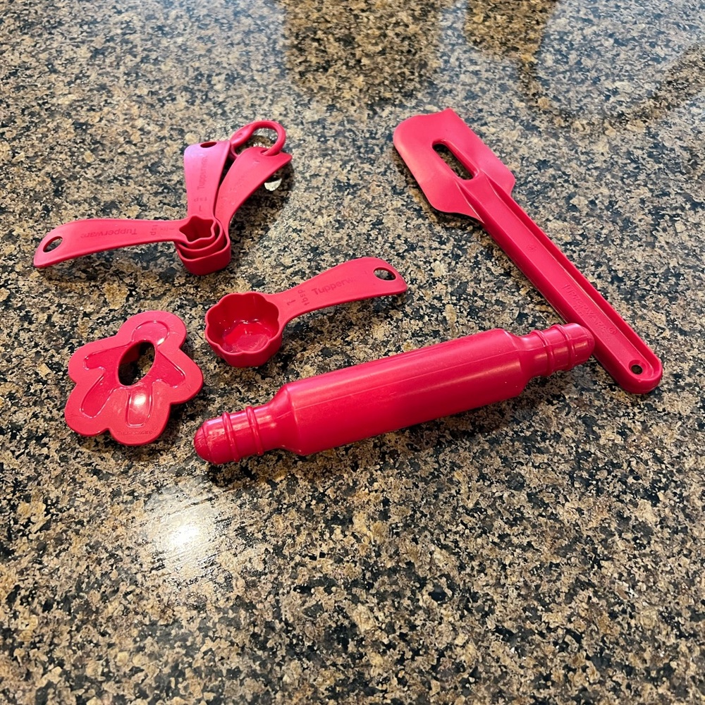 Tupperware kids baking set